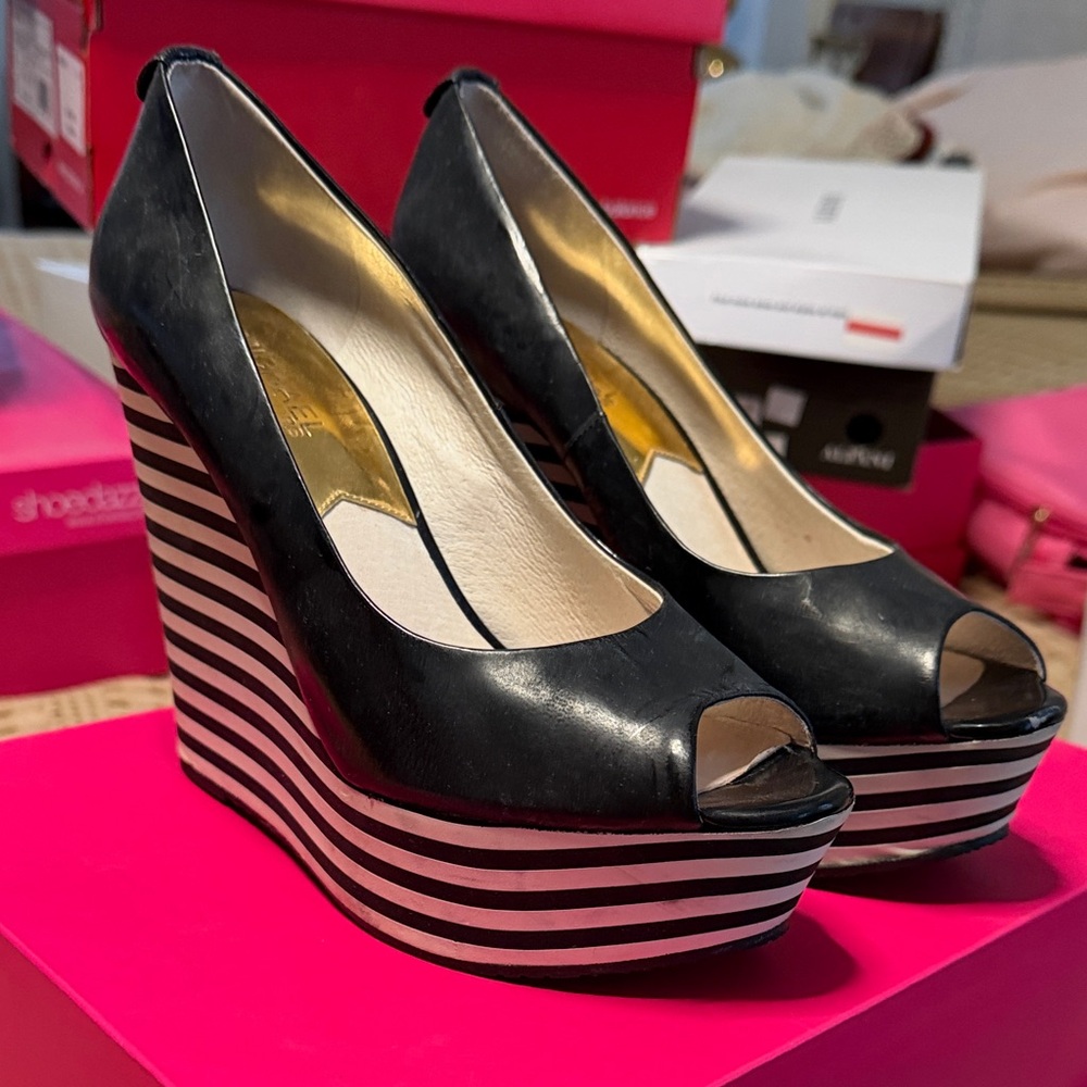 Michael Kors Black and White Striped Accent Leather Pumps (need some cleaning) - Picture 2 of 13